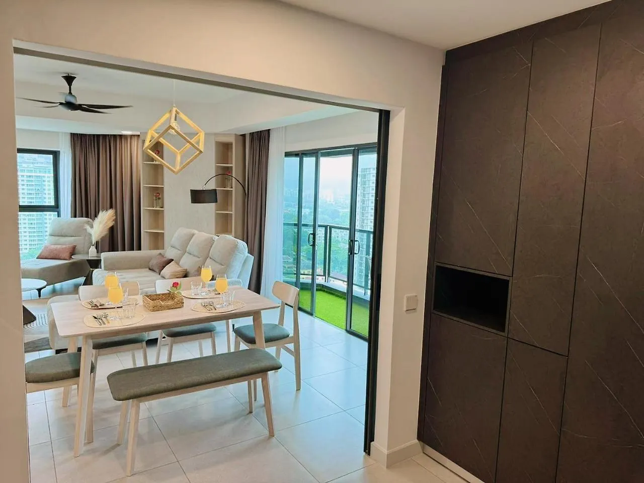 Apartment The Atrium At Jalan Ampang By Okbnb - Luxury 3 Bedroom Family Suite With Balcony, 3 Mins To Klcc Kuala Lumpur
